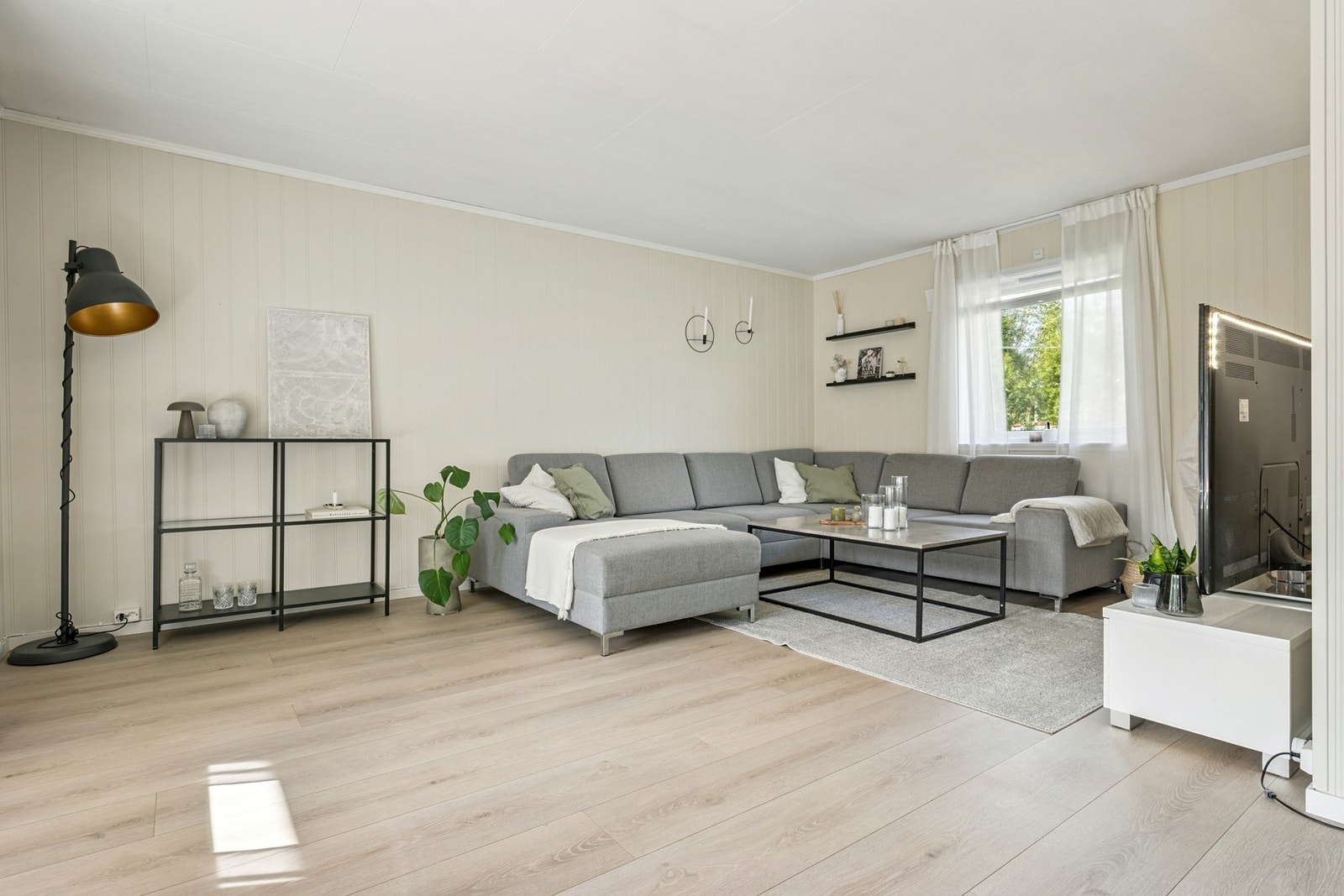 I stuen er det god plass for stor sofaløsning Galleribilde