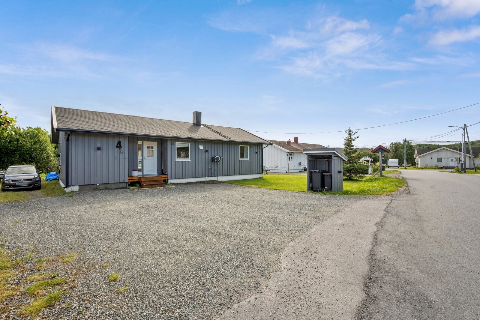 Innkjørsel er gruset opp (veigrus) 0 - 22mm i 2024. Romslig biloppstillingsplass med god plass til flere kjøretøy Galleribilde