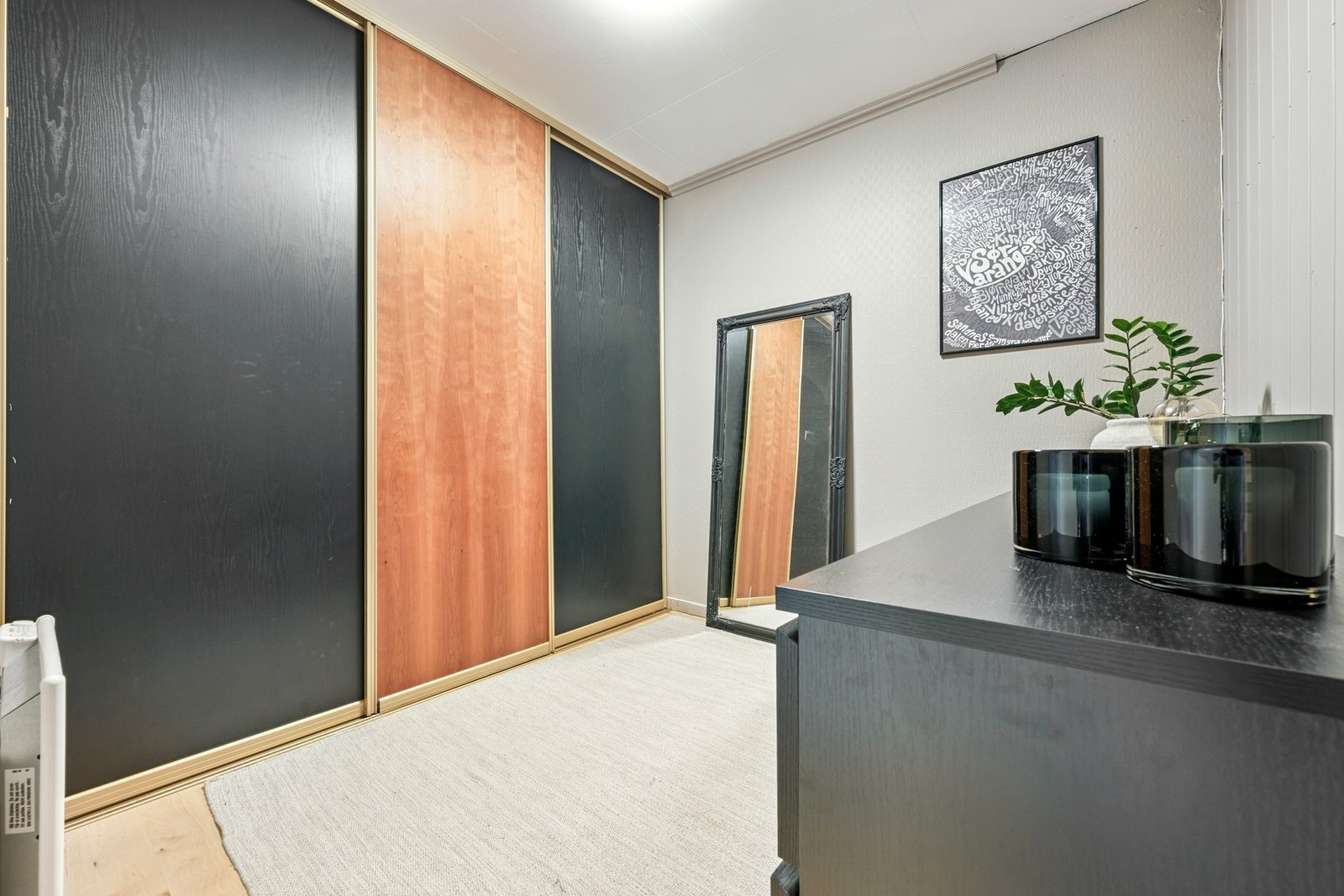 Smart og romslig walk-in med stor skyvedørsgarderobe - perfekt for en aktiv hverdag, hvor god oppbevaringsplass og orden gjør livet litt enklere Galleribilde