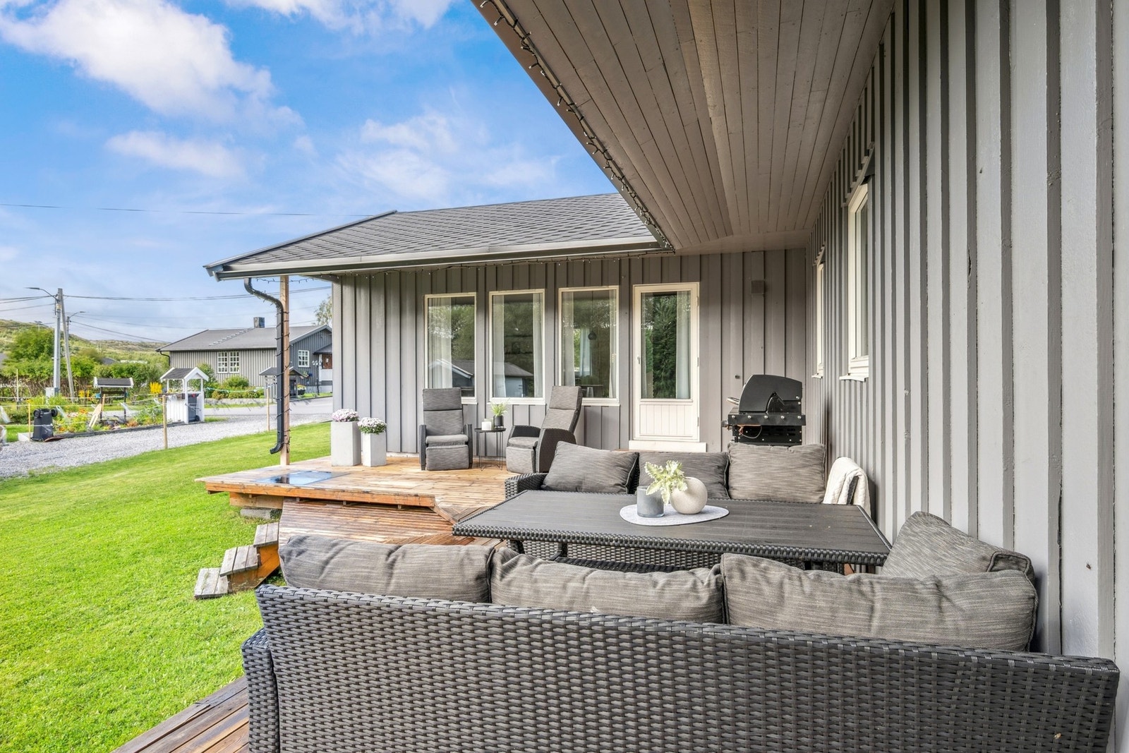 Vinkel formet terrasse med god plass til både utemøbler og grill Galleribilde