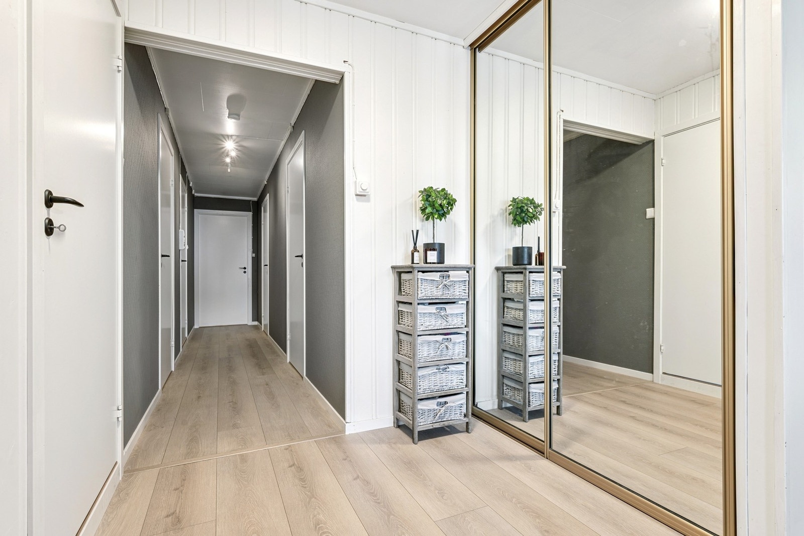 I gangen er det montert en praktisk skyvedørsgarderobe - malt 2021 Galleribilde