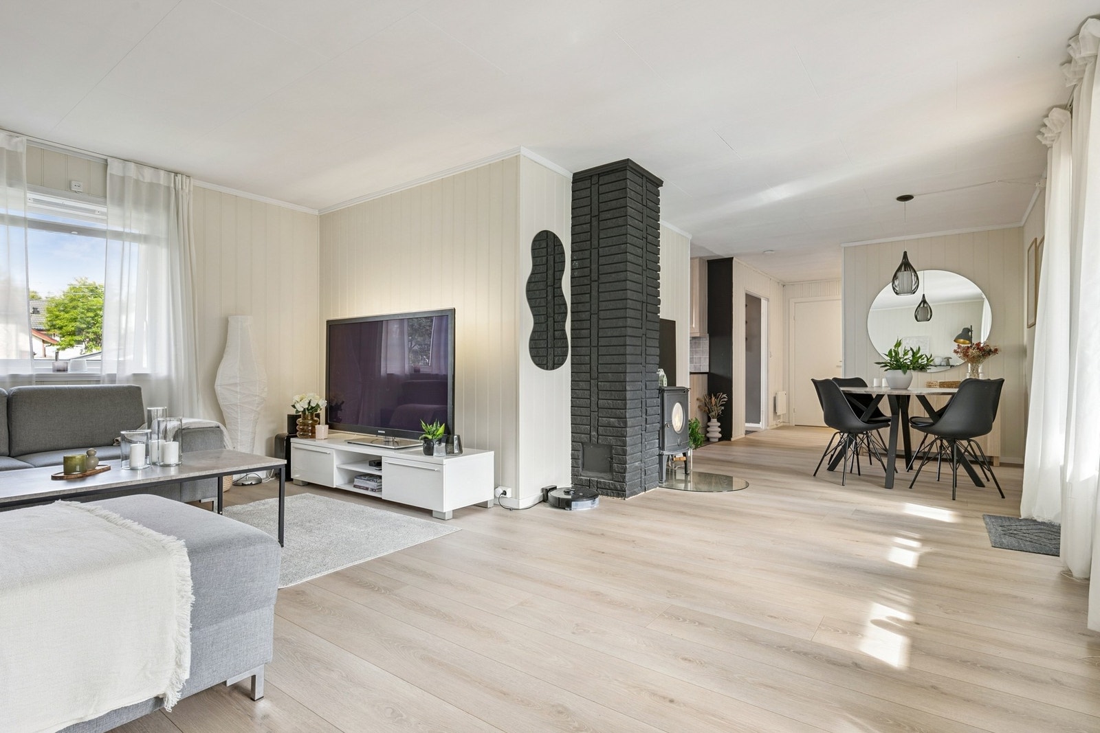 Spisestuen har fått sin naturlige plass mellom stue og kjøkken Galleribilde