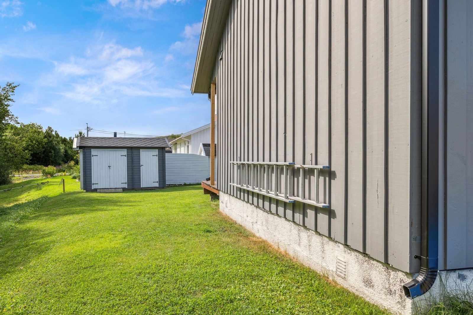 Det er også oppført en frittstående bod - perfekt for oppbevaring av hageredskaper Galleribilde