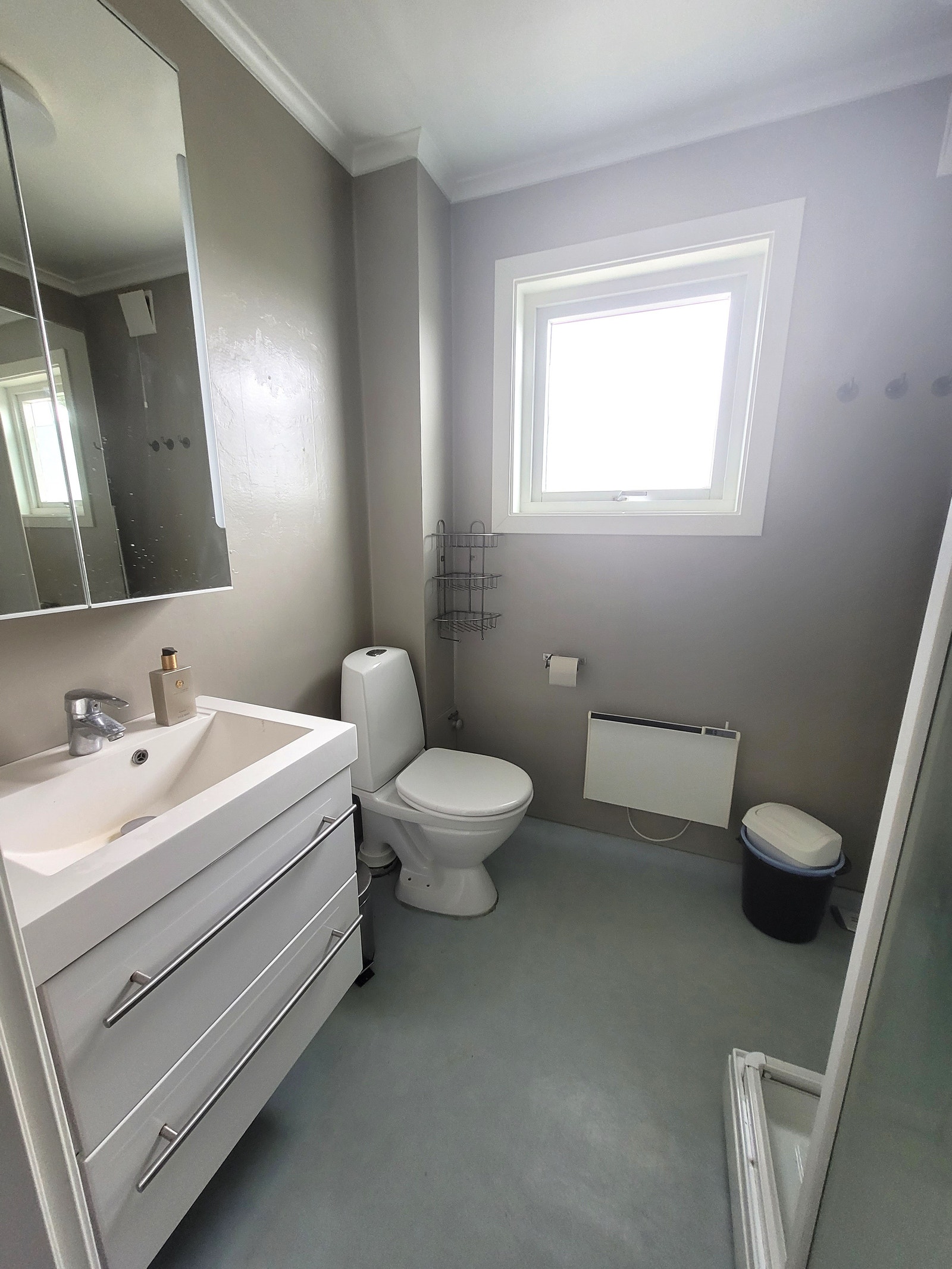 Bad med dusjhjørne og toalett. Galleribilde