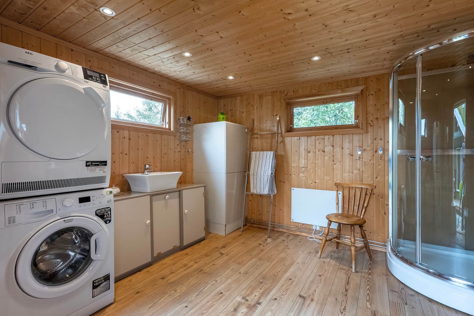 Uthuset ble satt i 2001 og benyttes pr.d.d som bad/vaskerom. Galleribilde