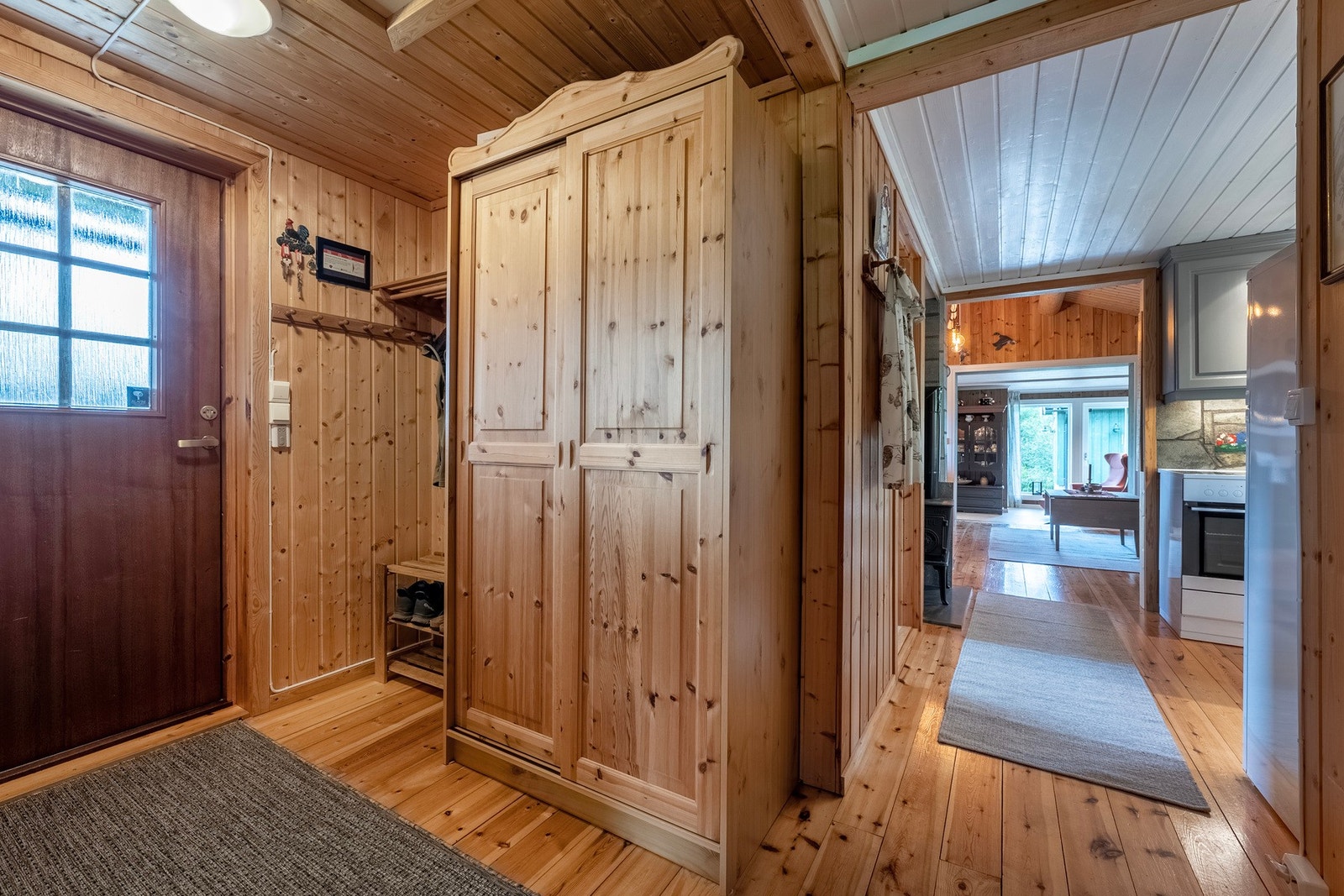 Romslig entré med god plass til garderobeskap. Galleribilde