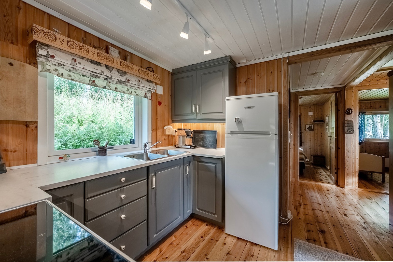 Her finner du hvitevarer som bla: kjøl/fryseskap og komfyr. Galleribilde