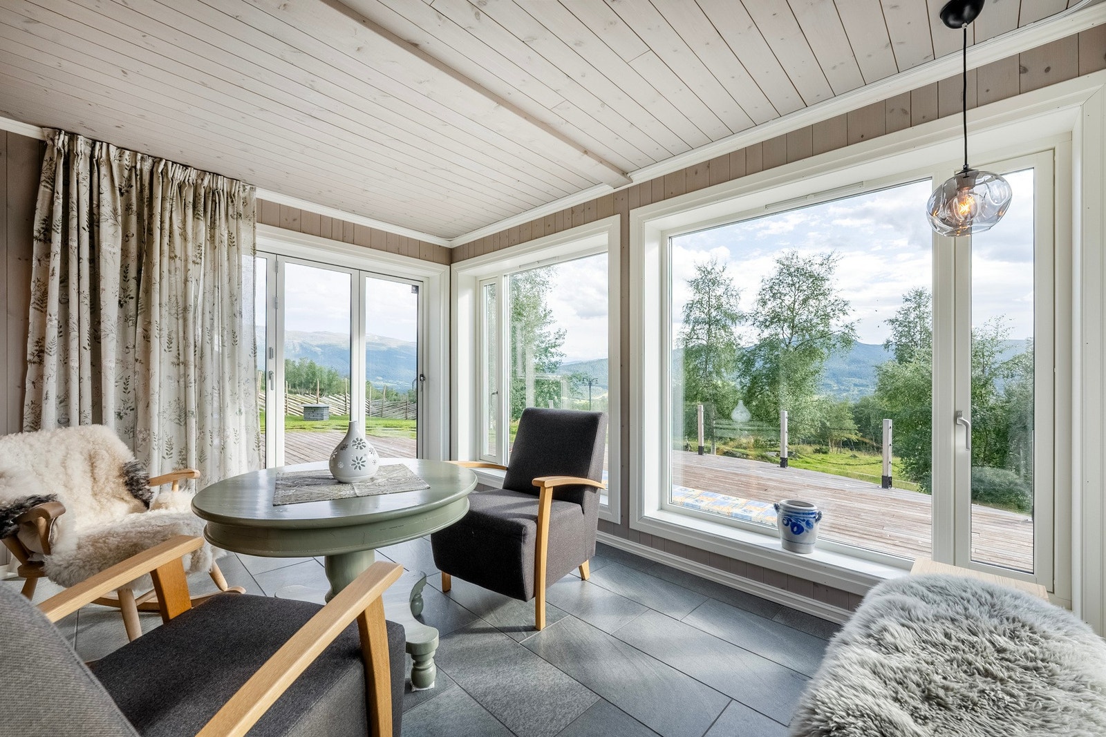 Her er det store vindusoverflater som bidrar rikelig med naturlig lys innslipp. Galleribilde