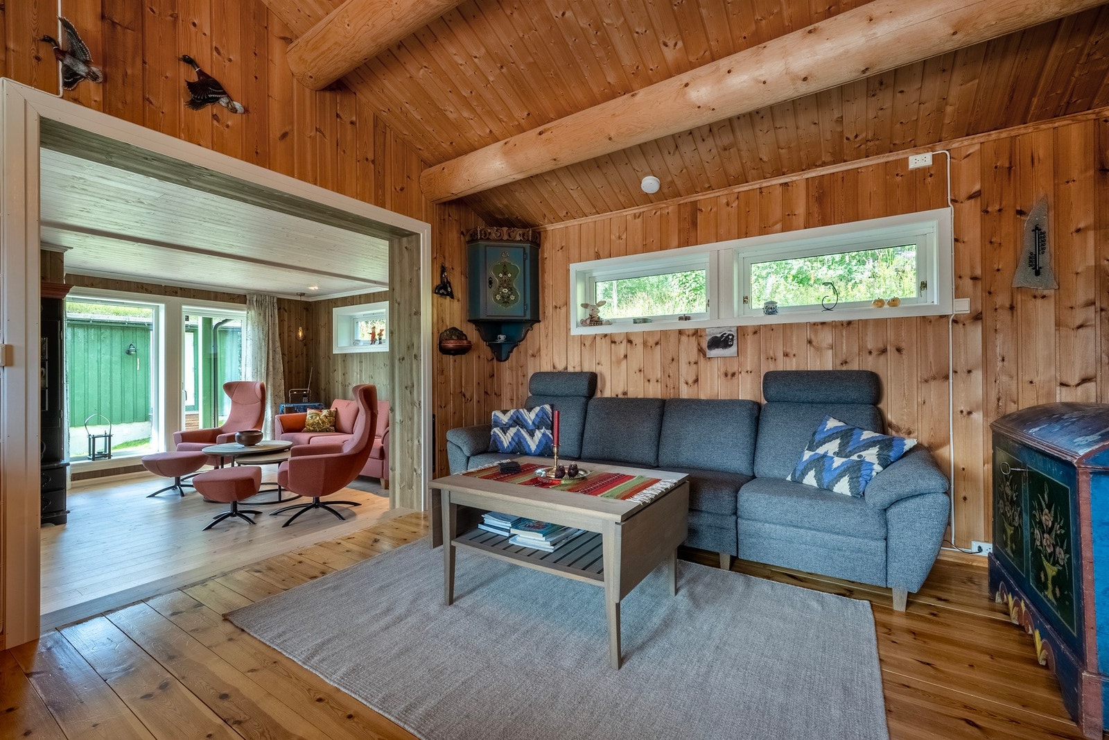 Hytta har store og luftige oppholdsrom. Galleribilde