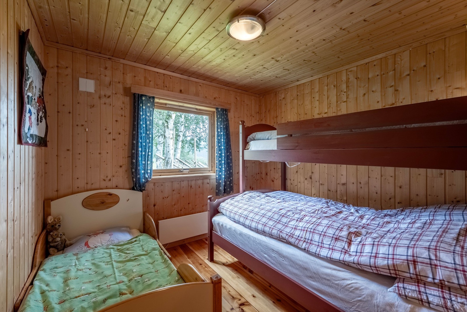 Soverom (7,1 kvadratmeter). Rommet er pr.d.d innredet med 2+1 køyeseng og egen barneseng. Galleribilde