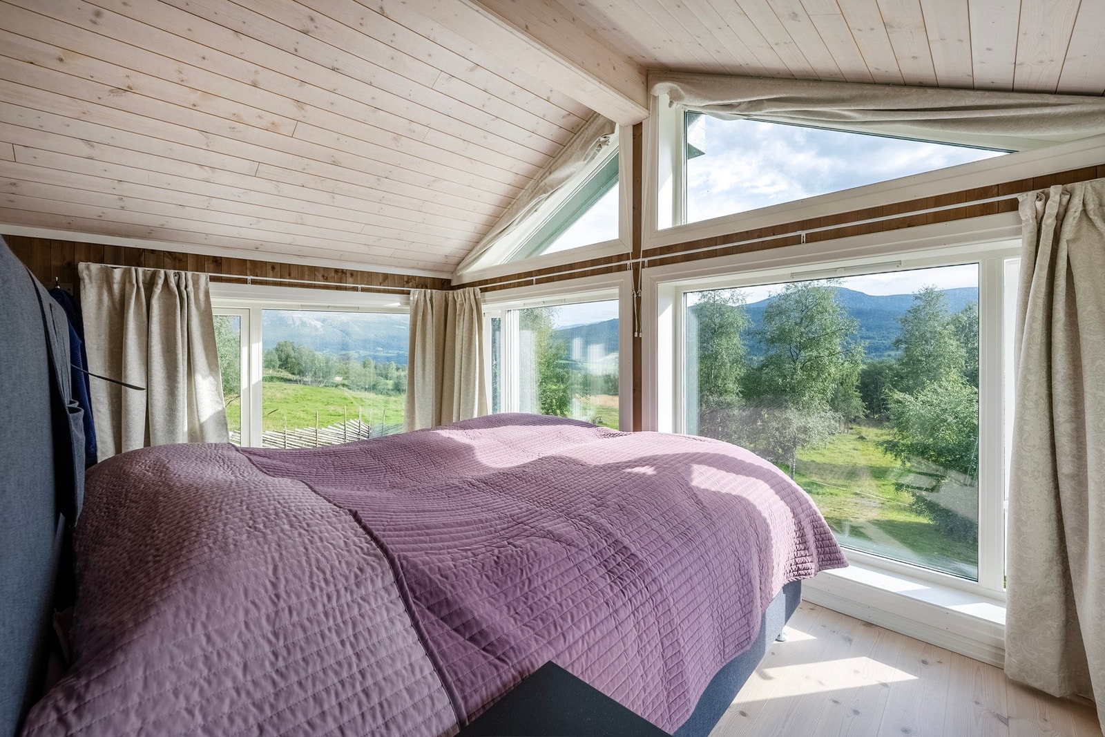 Store vindusflater hvor du får en vakker utsikt. Galleribilde