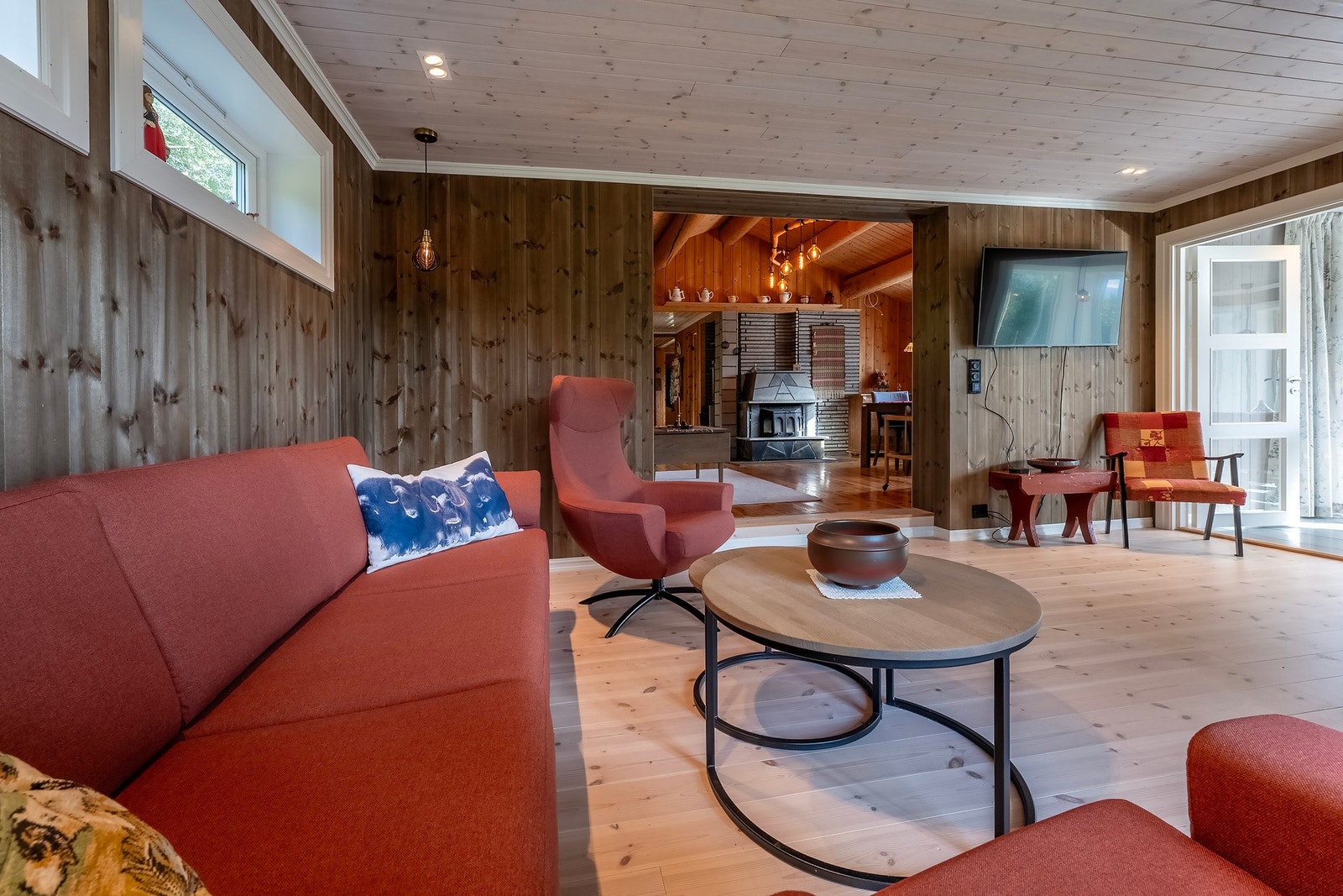 En innholdsrik og oppgradert fritidsbolig med flott beliggenhet i naturskjønne omgivelser, kun en kort kjøretur fra Oppdal sentrum. Galleribilde