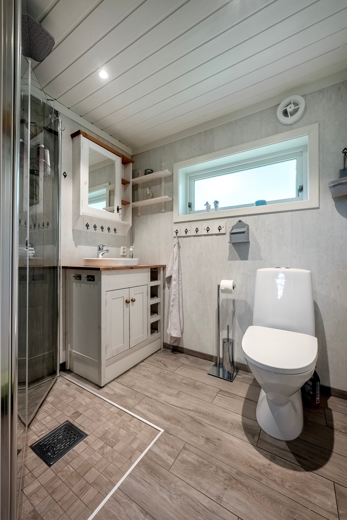 Lyst flislagt bad fra 2016. Galleribilde