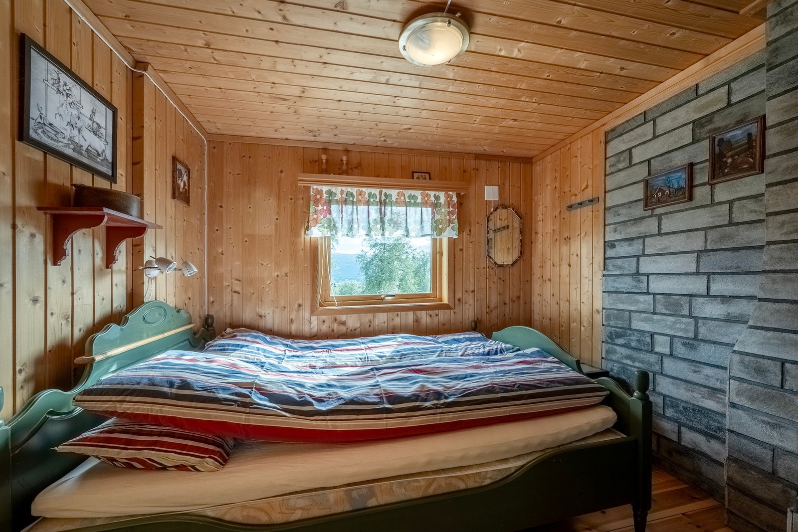 Soverom på 6,6 kvadratmeter og med god plass med dobbeltseng. Galleribilde