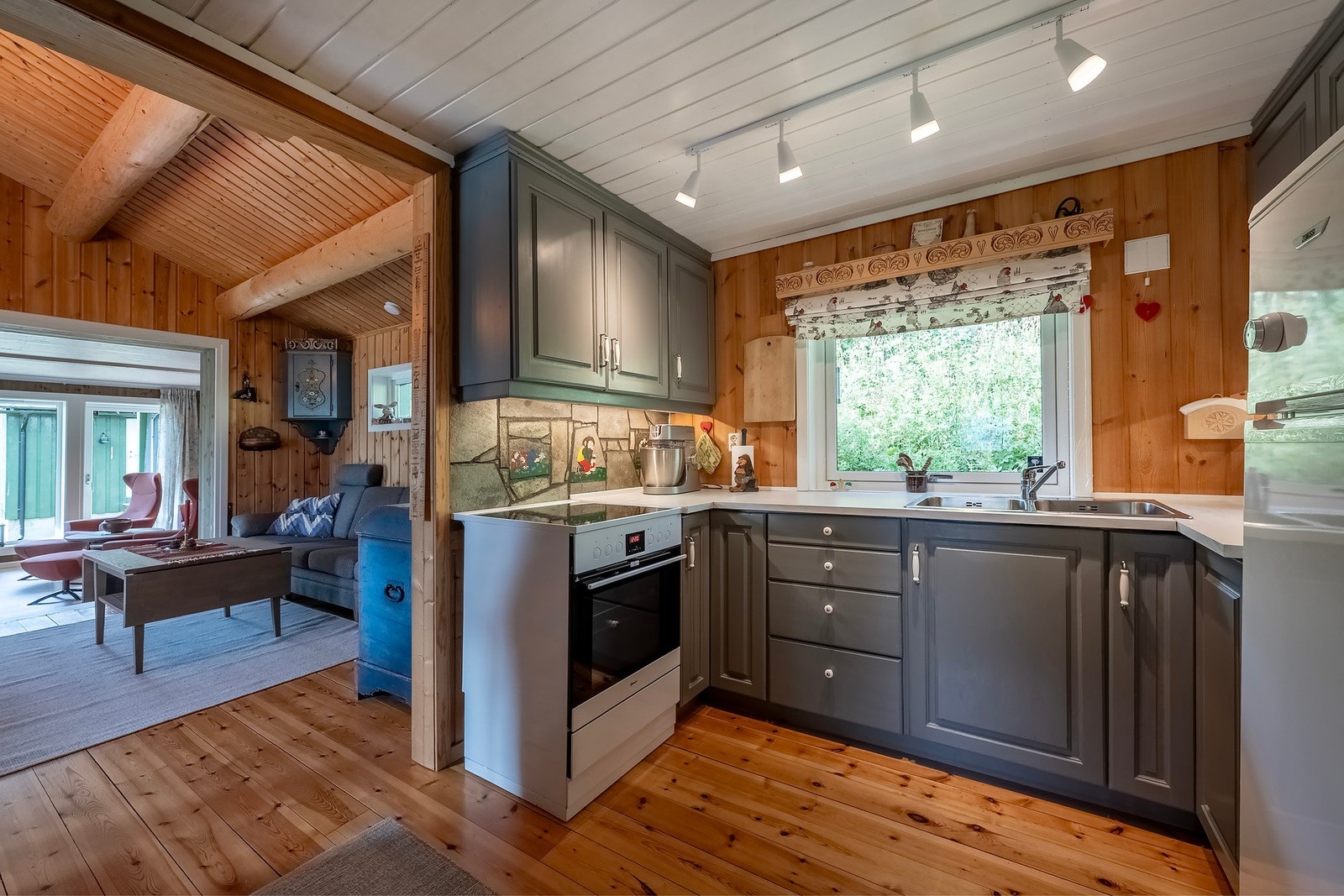 Stilrent kjøkken med profilerte fronter. Galleribilde