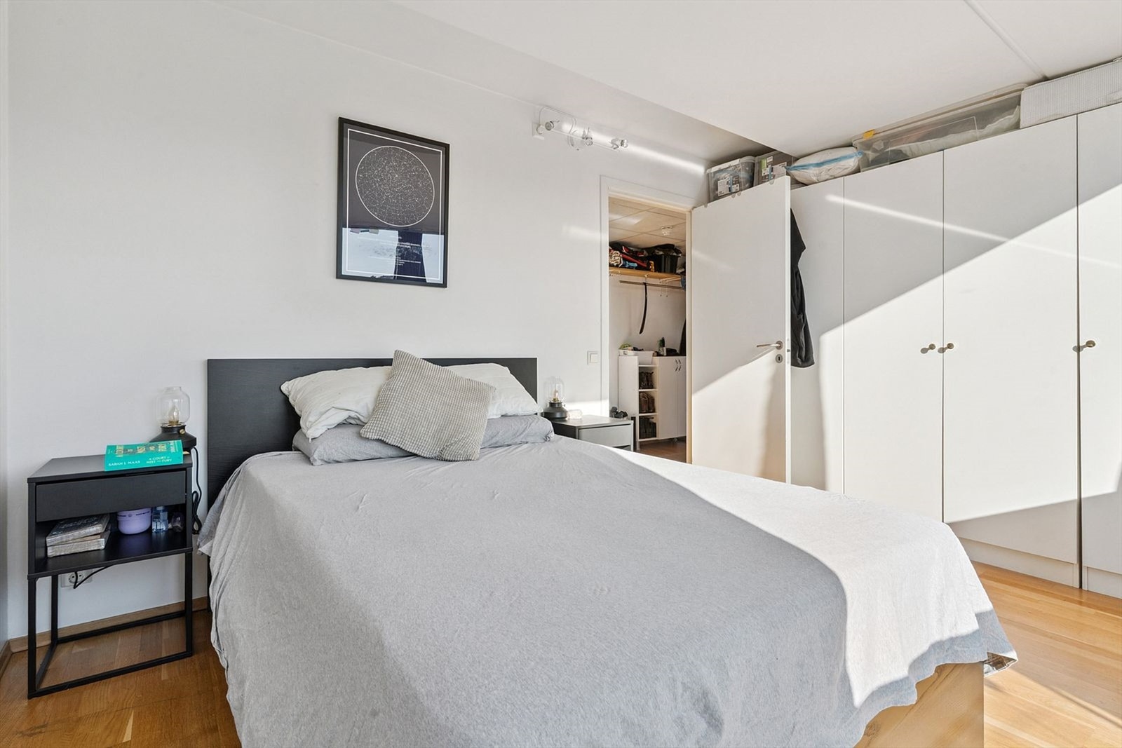 Lyst soverom med god plass til dobbeltseng. Stort garderobeskap med gode oppbevaringsmulgheter medfølger. Galleribilde