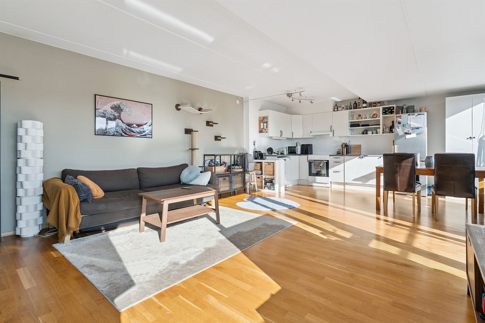 Stort kjøkken med åpen løsning til stuen. Galleribilde