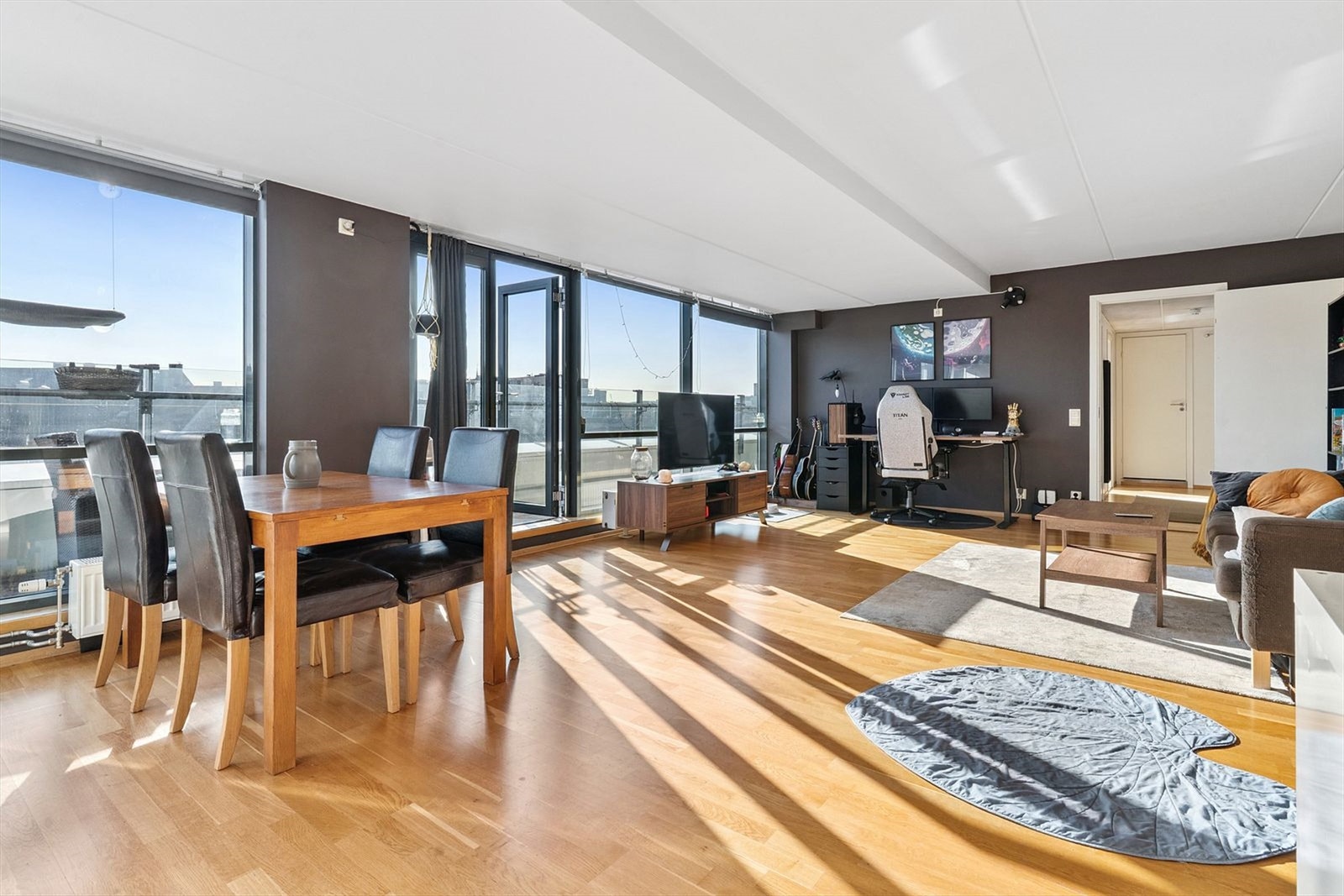 Moderne og lys stue med gode møbleringsmuligheter. Galleribilde