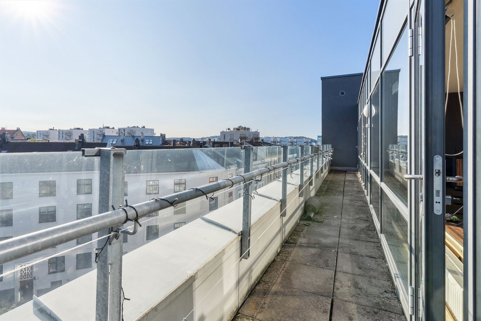 Balkong med meget gode solforhold. Galleribilde