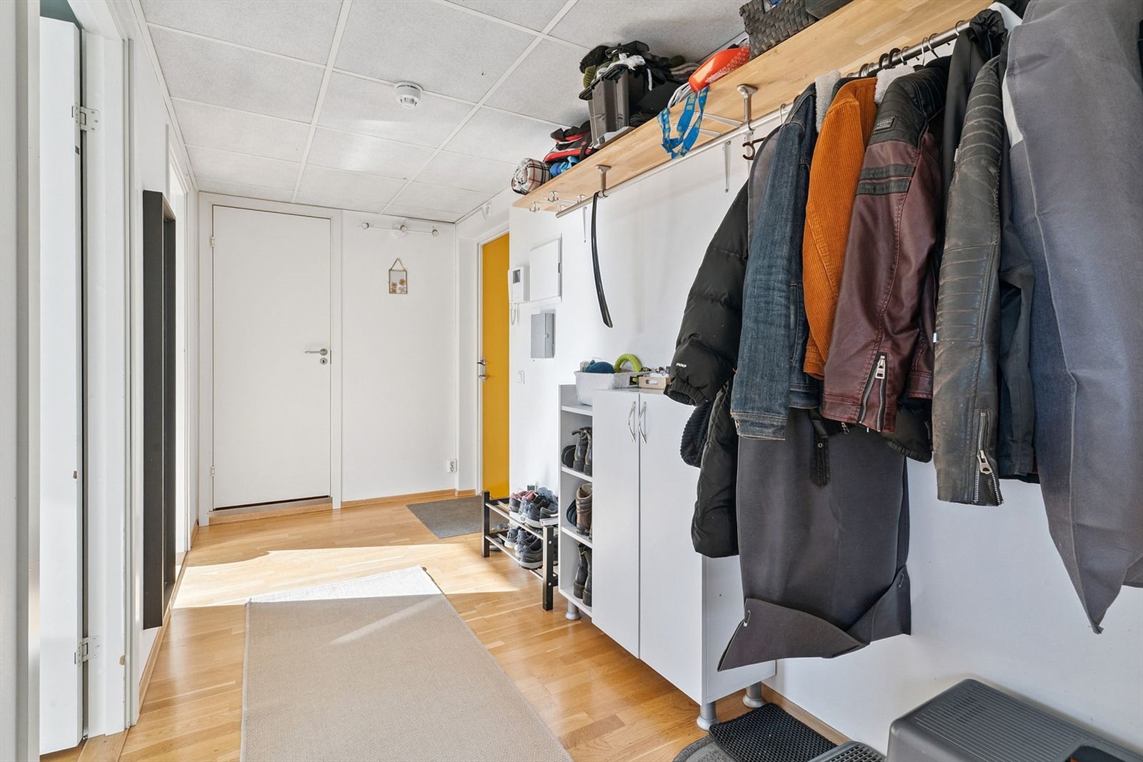 Innbydende entre med god plass til oppbevaring av ytterklær og sko (Bod i kjelleren medfølger). Galleribilde