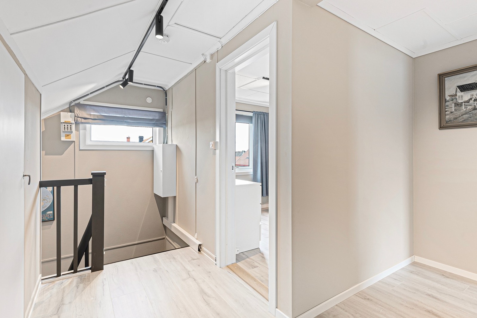 Fin gang med ekstra oppbevaring i knevegg. Galleribilde