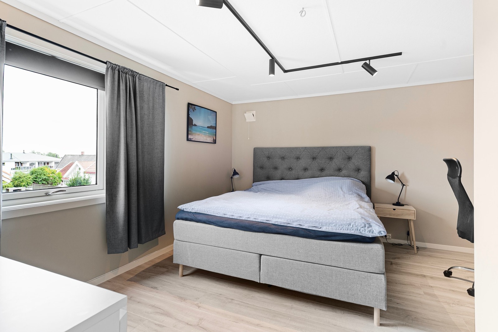 Stort og godt hovedsoverom med god plass til dobbeltseng, oppbevaring og kontorløsning. Alle 3 soverommene er oppusset i 2021. Galleribilde