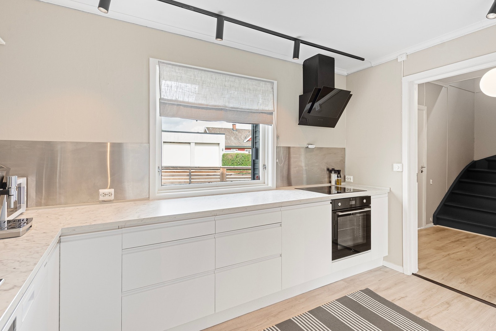 På kjøkken følger det med integrerte hvitevarer som platetopp, stekeovn i tillegg til oppvaskmaskinen. Galleribilde