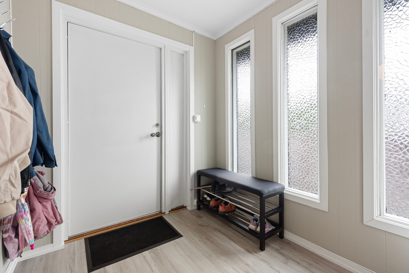 I entreen er det rikelig med plass til klær og sko. Galleribilde