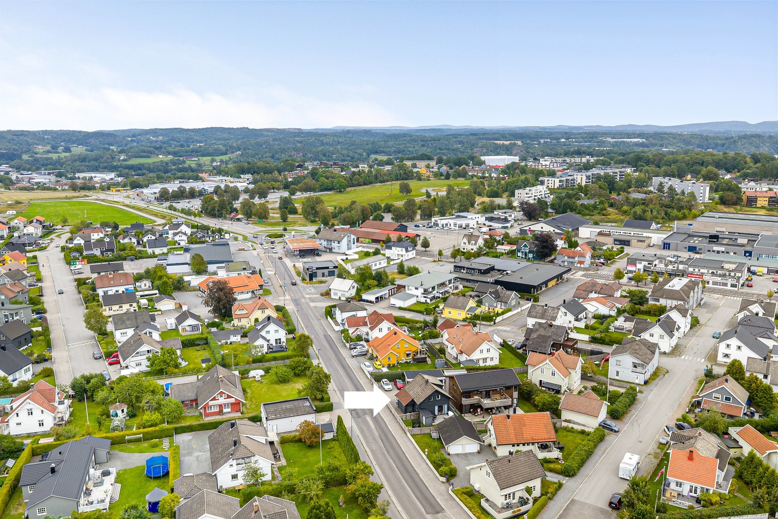 Eiendommen ligger på Øvre Nanset. Herfra er det kort vei til skoler, barnehager, butikker, bussforbindelser, turområder, akebakke m.m. Galleribilde