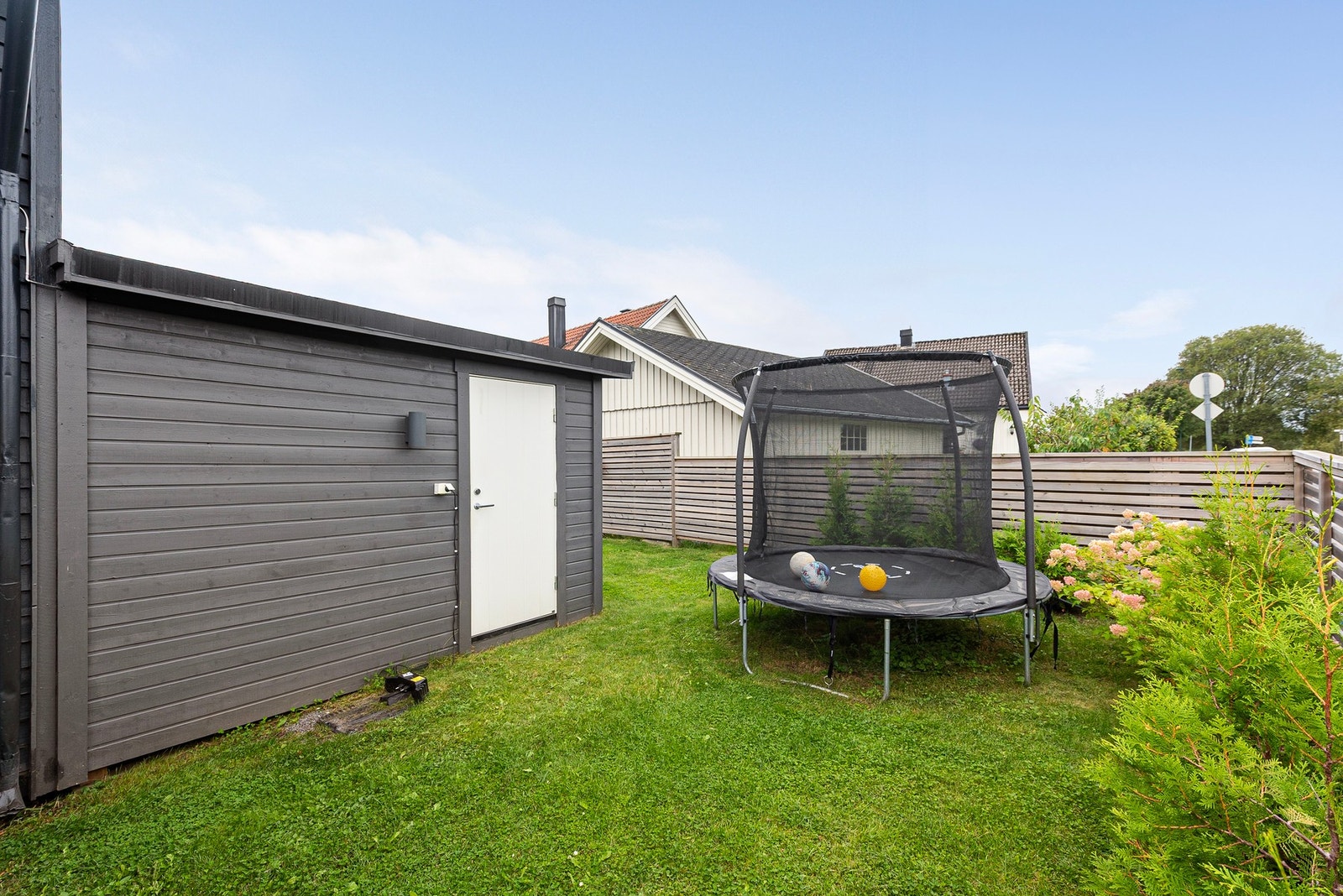 Hagedel og utebod til boligen. Galleribilde