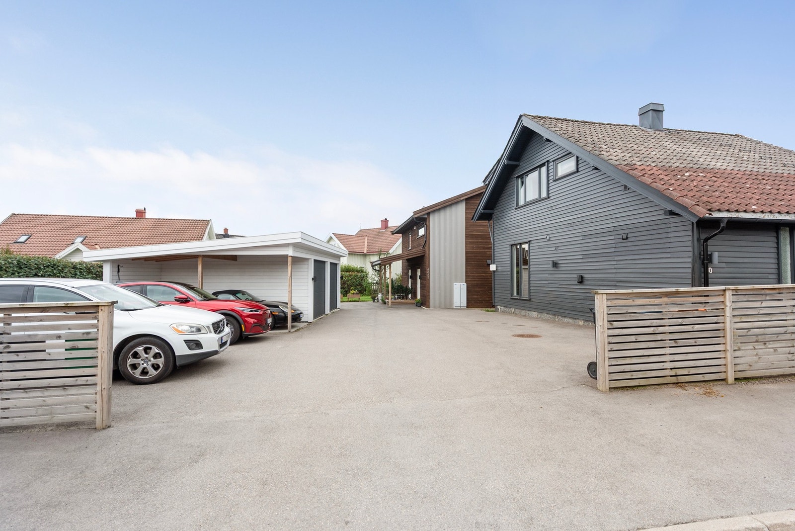 Adkomst og gårdsplass til sameiet som består av 3 boenheter. Galleribilde