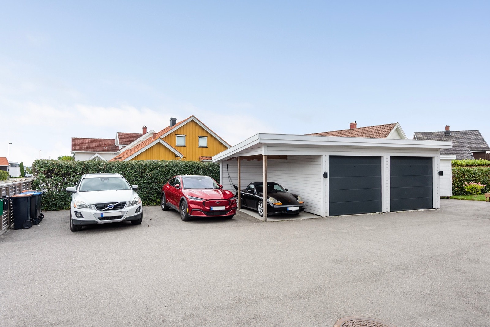 Felles gårdsplass som deles med de to andre boenhetene på eiendommen. Carporten hører til denne boligen. Galleribilde
