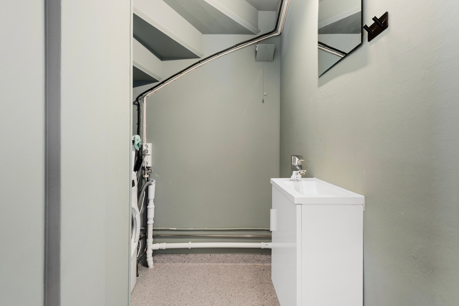 Dette rommet under trappa brukes som vaskerom. Det er opprinnelig utformet som toalettrom, men er senere tilpasset som vaskerom. Galleribilde