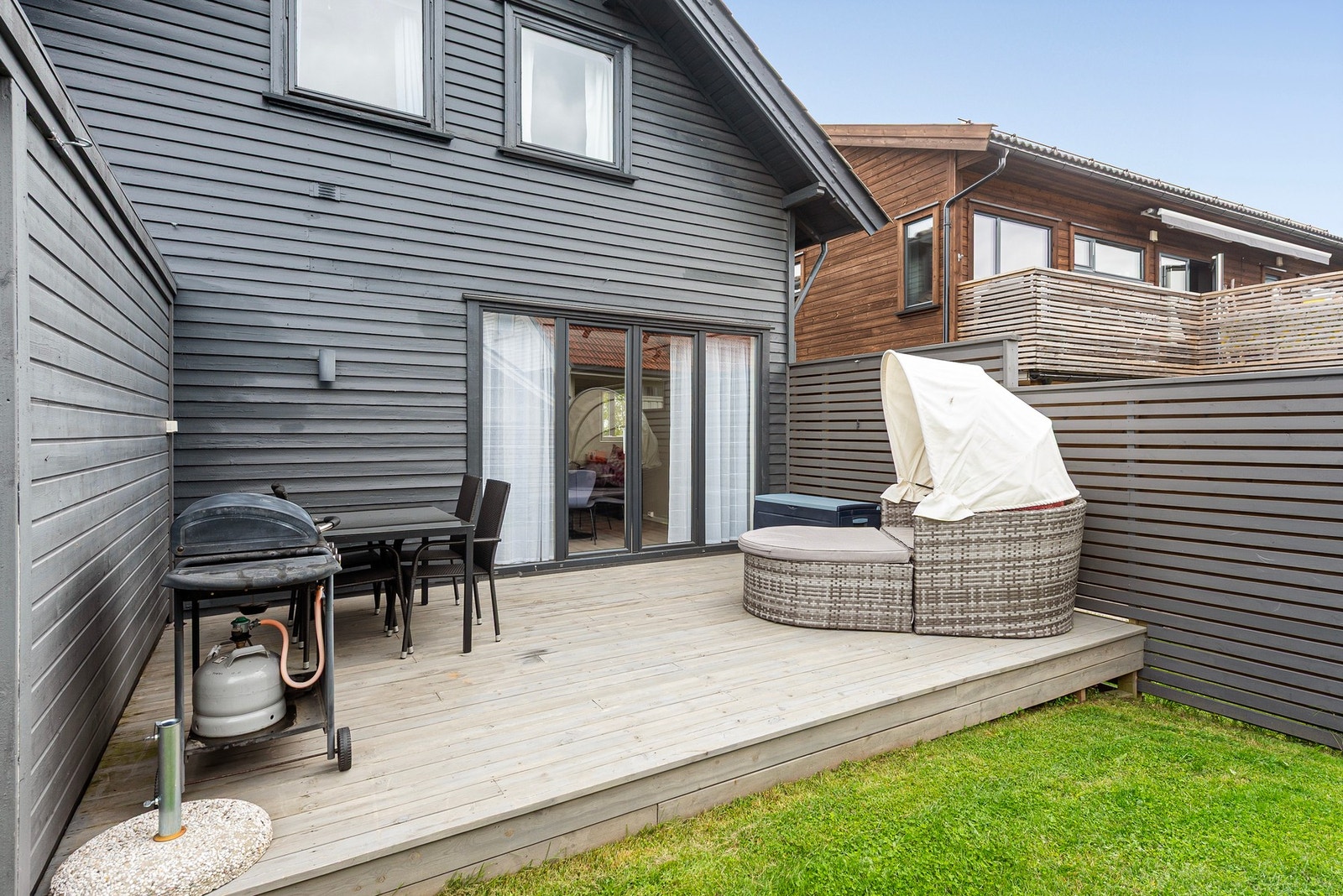 Tiltalende og godt skjermet uteplass. Meget solrikt Galleribilde