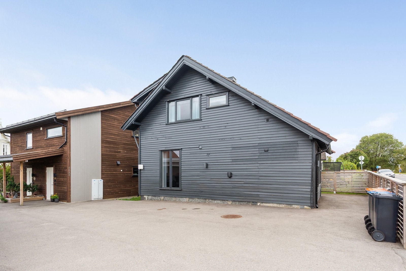 Gårdsplassen er felles, men eneobligen har plass og lademulighet langs husveggen. Galleribilde