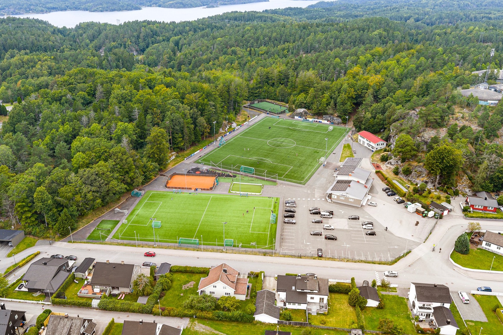 Nanset idrettsplass ligger like i nærheten. Her er det mye aktivitet for store og små. Galleribilde