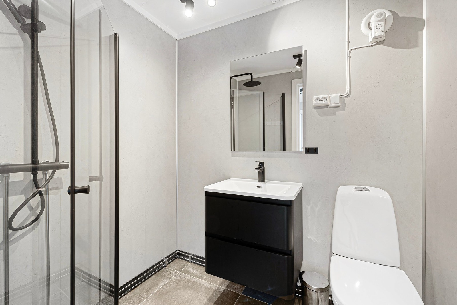 Badet er pusset opp i 2021, samt noe tilpasset i 2022. Badet er i tidløs stil og består av toalett, servant med skuffer, speil og dusjhjørne. Varmekabler i gulv. Galleribilde