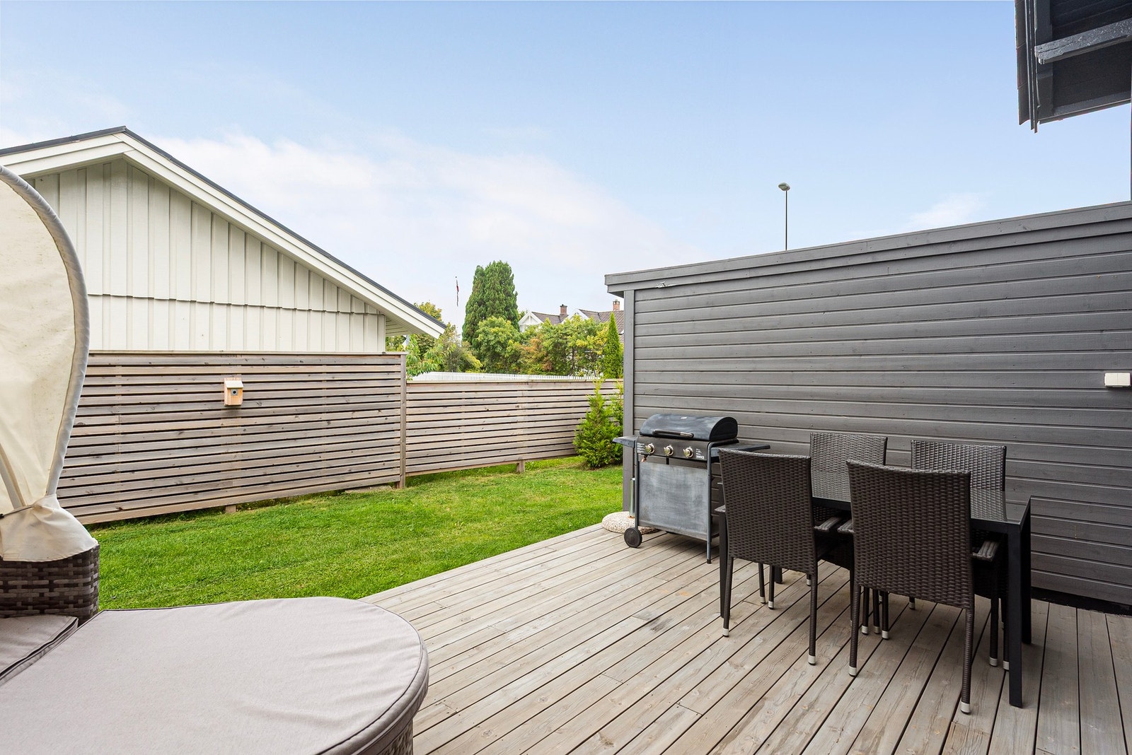 Terrassen er vestvendt og har flotte solforhold. Enkel tilgang til hagedel. Galleribilde