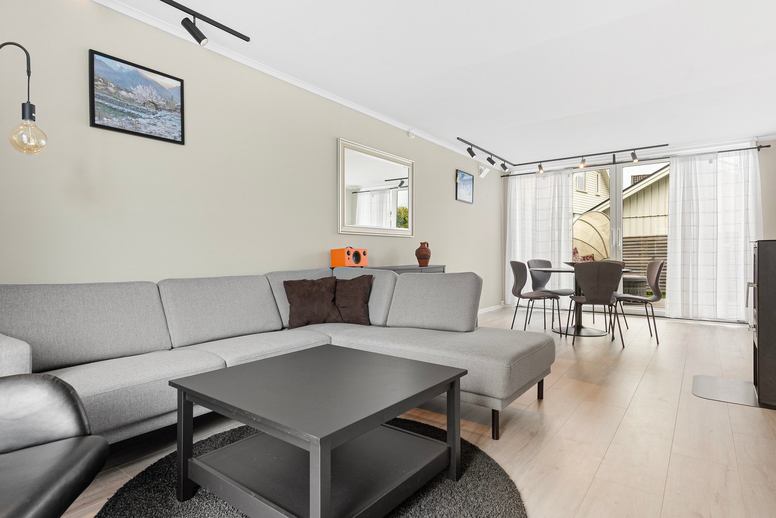 Stuen er lys og pen. Boligen er pusset opp i 2021 med blant annet nye eller malte overfalter, elektrisk anlegg, peisovn, terrassedør og belysning. Galleribilde