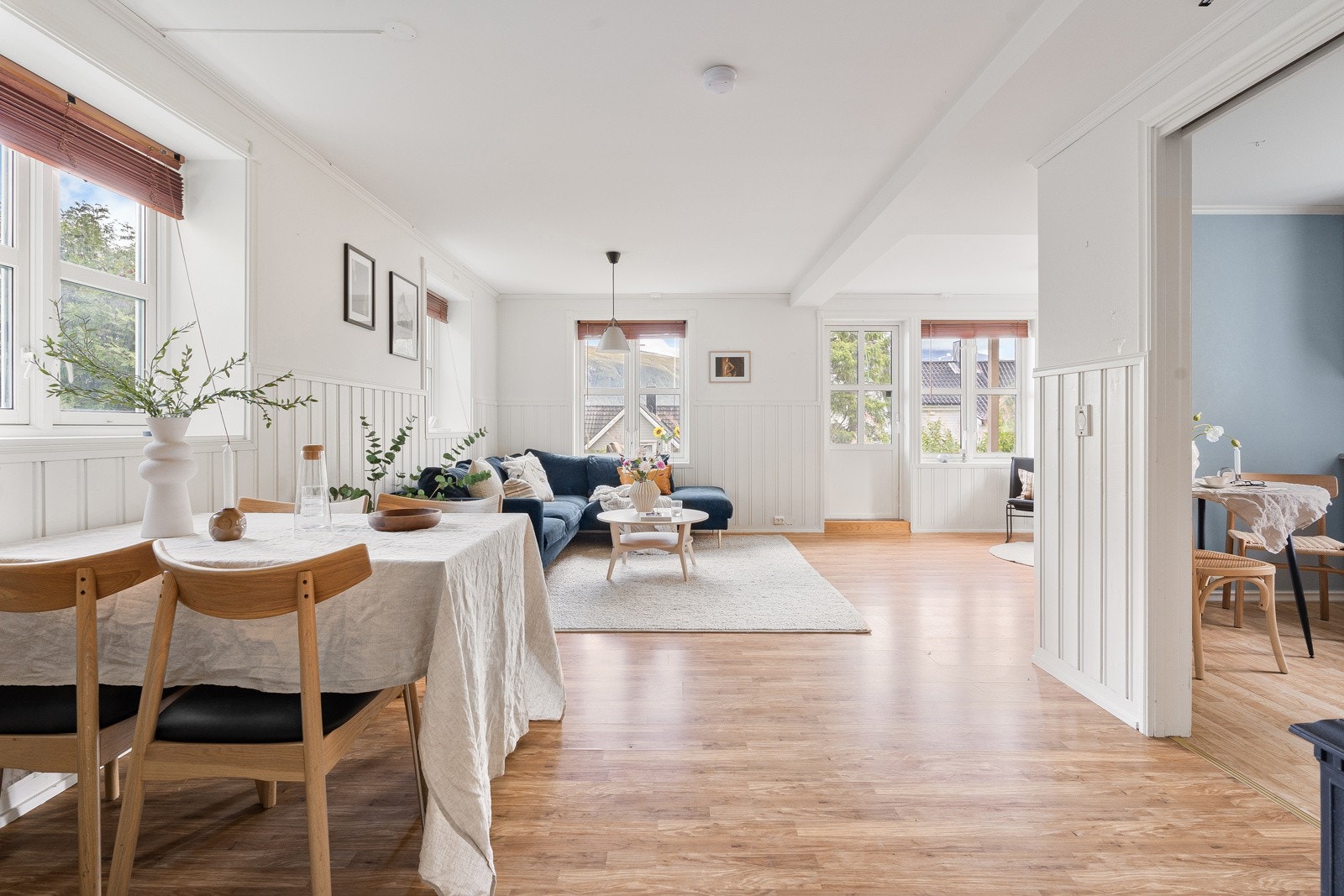 Stuen fremstår åpen og arealeffektiv med plass til stort spisebord.