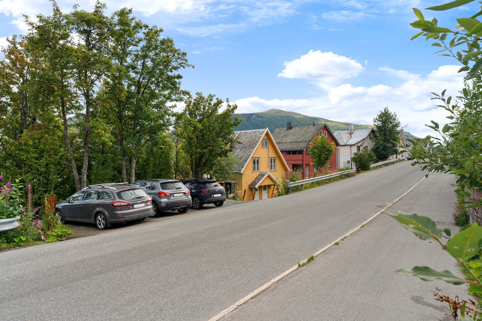Herfra har du kort vei til bussholdeplass med hyppige avganger.