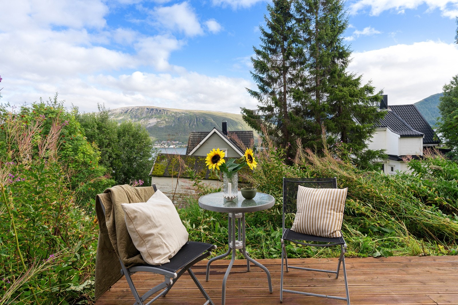 Terrasseplatting med plass for utemøbler og beplantning!