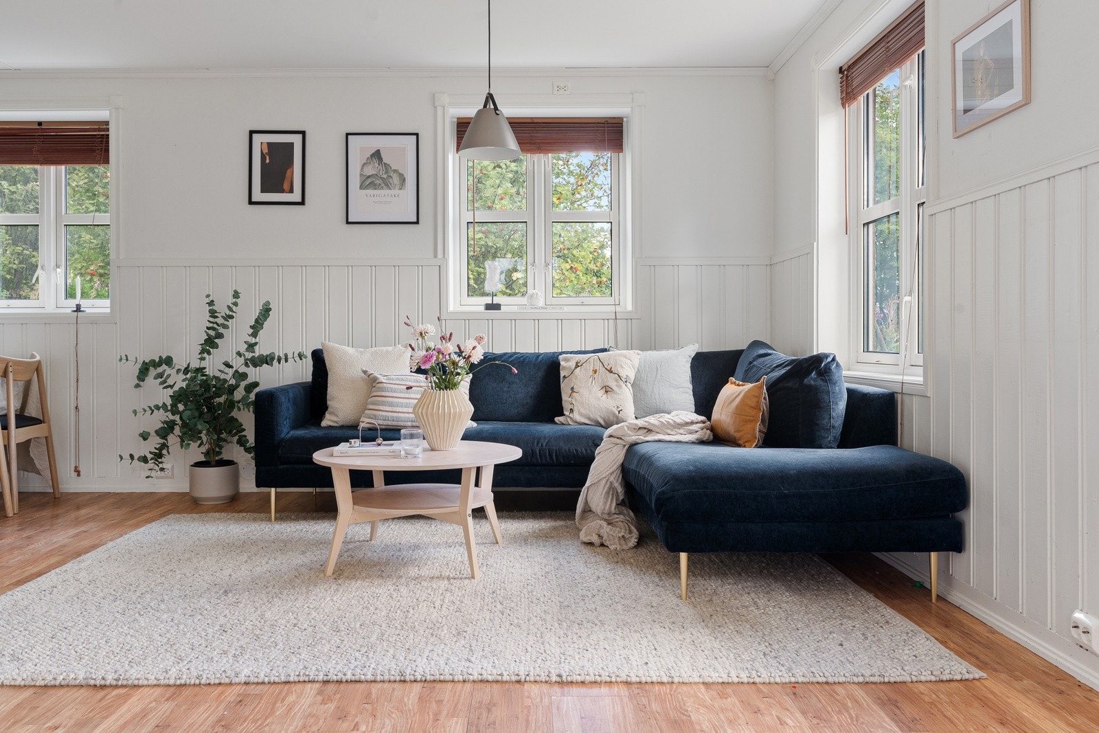 Innbydende stue med god plass for sofa med tilhørende bord og lounge-møbler.