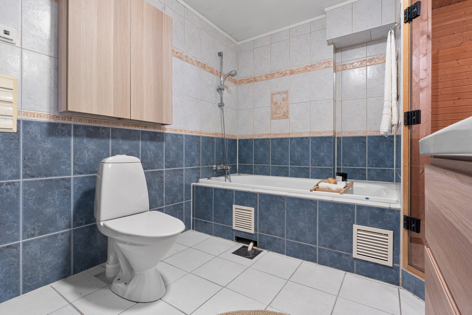 Badet er utstyrt med badekar og inngang til badstue.