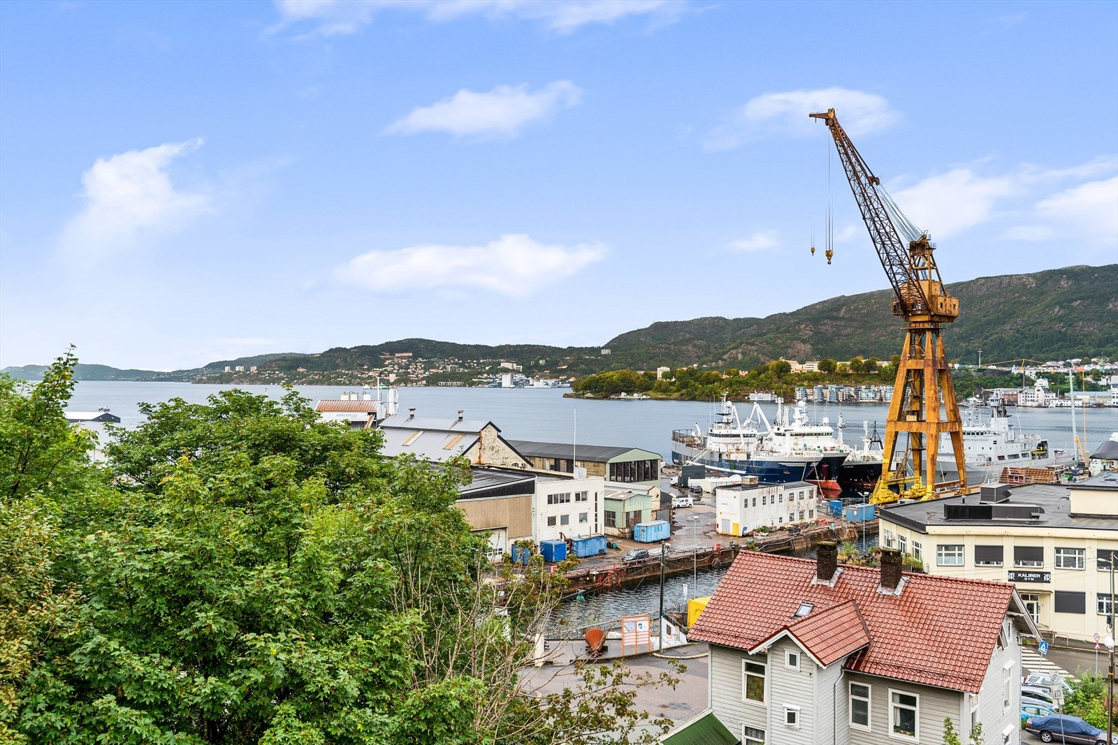 Her har man også full oversikt over byfjorden og innseilingen til byen. Galleribilde