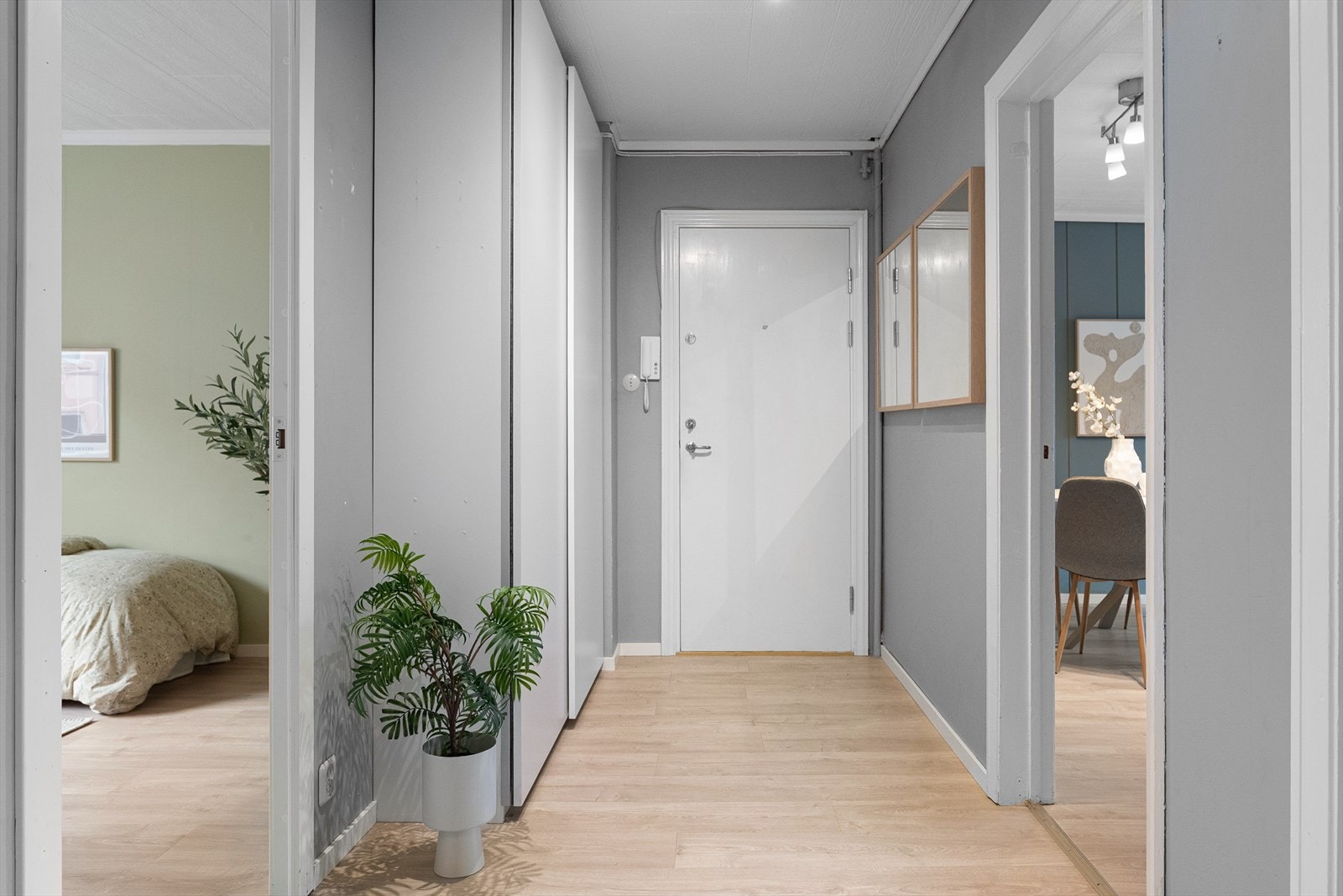Entréen er lys og innbydende, og er innredet med en praktisk skyvedørsgarderobe. Gjestene slipper du enkelt inn med dørtelefon som også er plassert her. Galleribilde