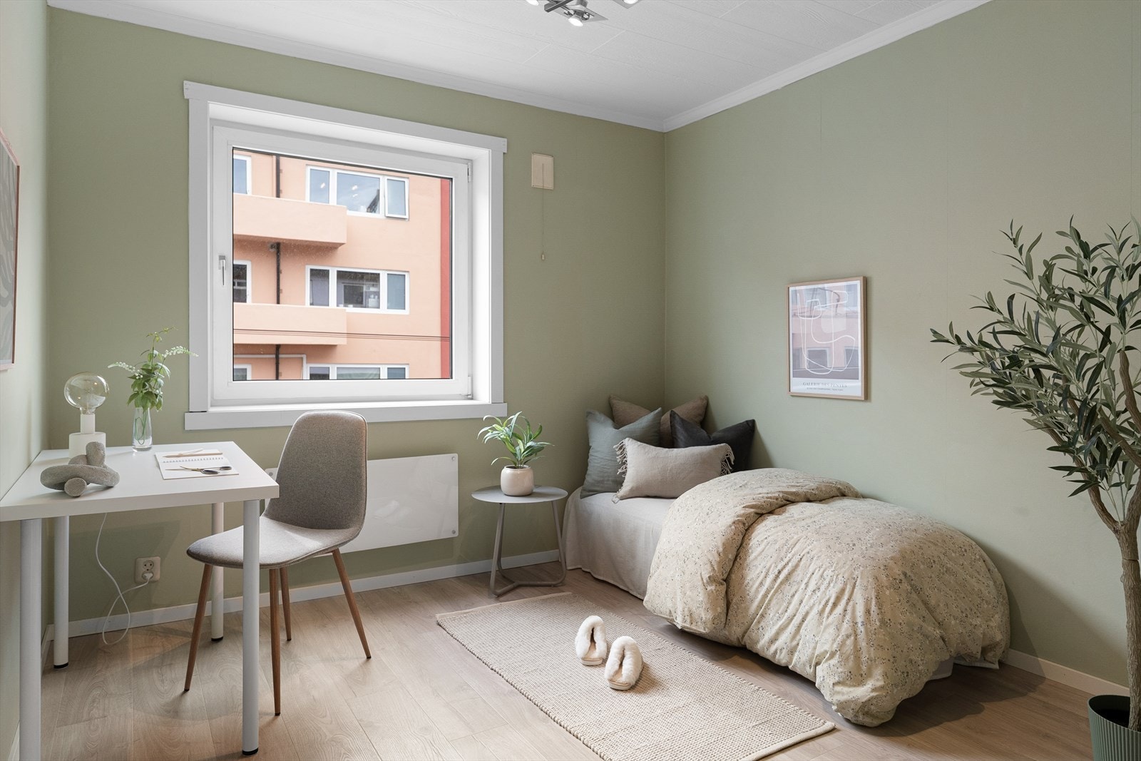 Leilighetens andre soverom er også av god størrelse og måler 9,2m2. Her er det også plass til dobbeltseng, pult og annen ønskelig møblering. Galleribilde