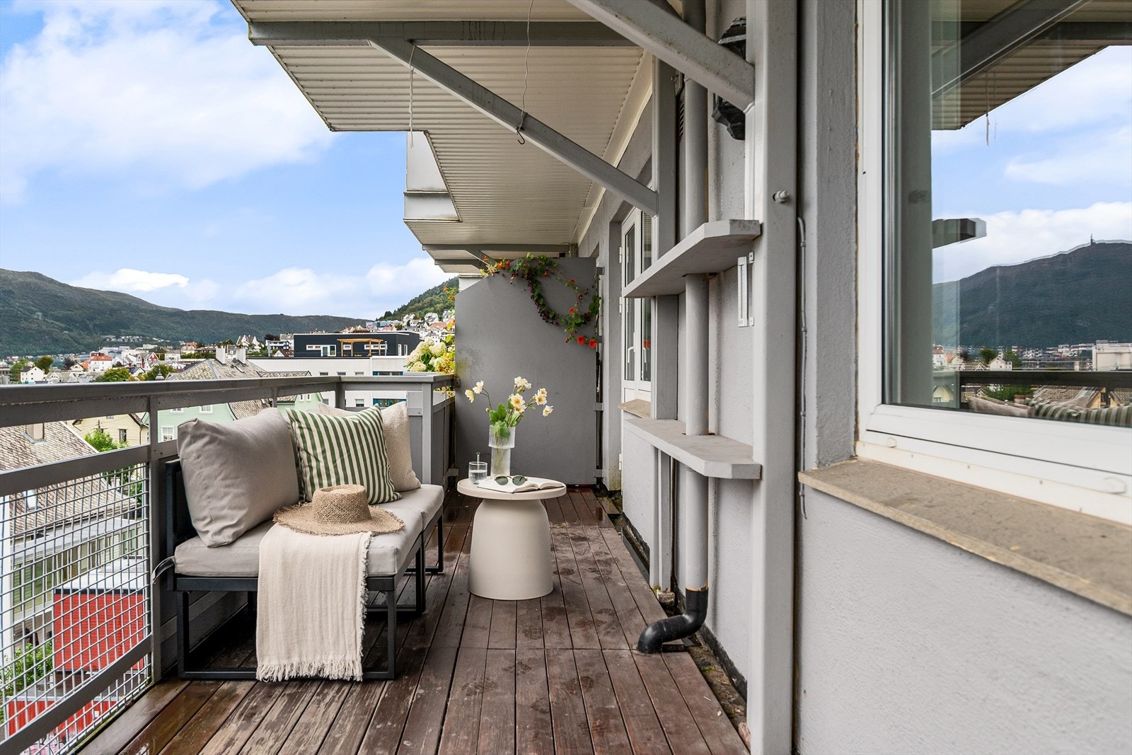 Her har man god plass til å innrede med det en måtte ønske av utemøbler. Galleribilde