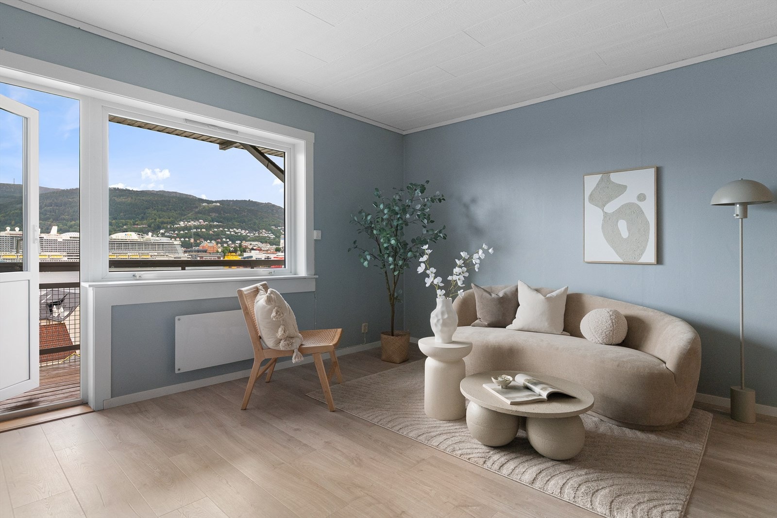 I stuen har man store vindusflater som slipper inn rikelig med naturlig lys. Galleribilde