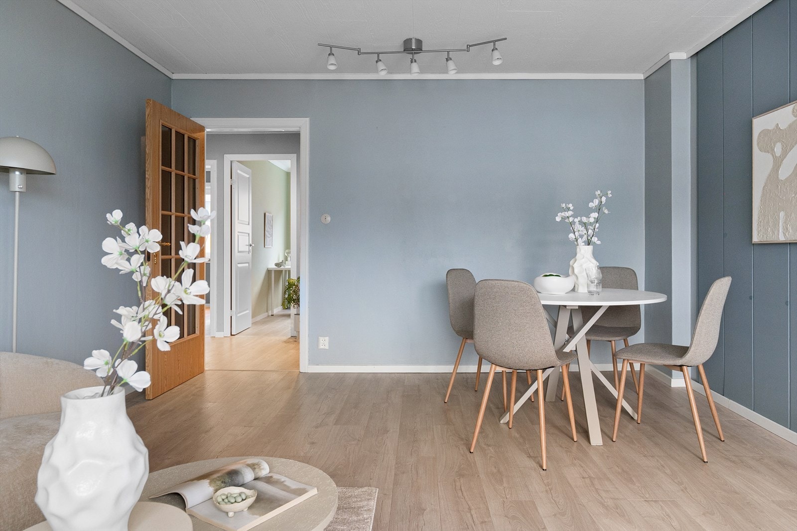 Tilbake inn i stuen, herfra kommer man videre til leilighetens kjøkken og soverom. Galleribilde